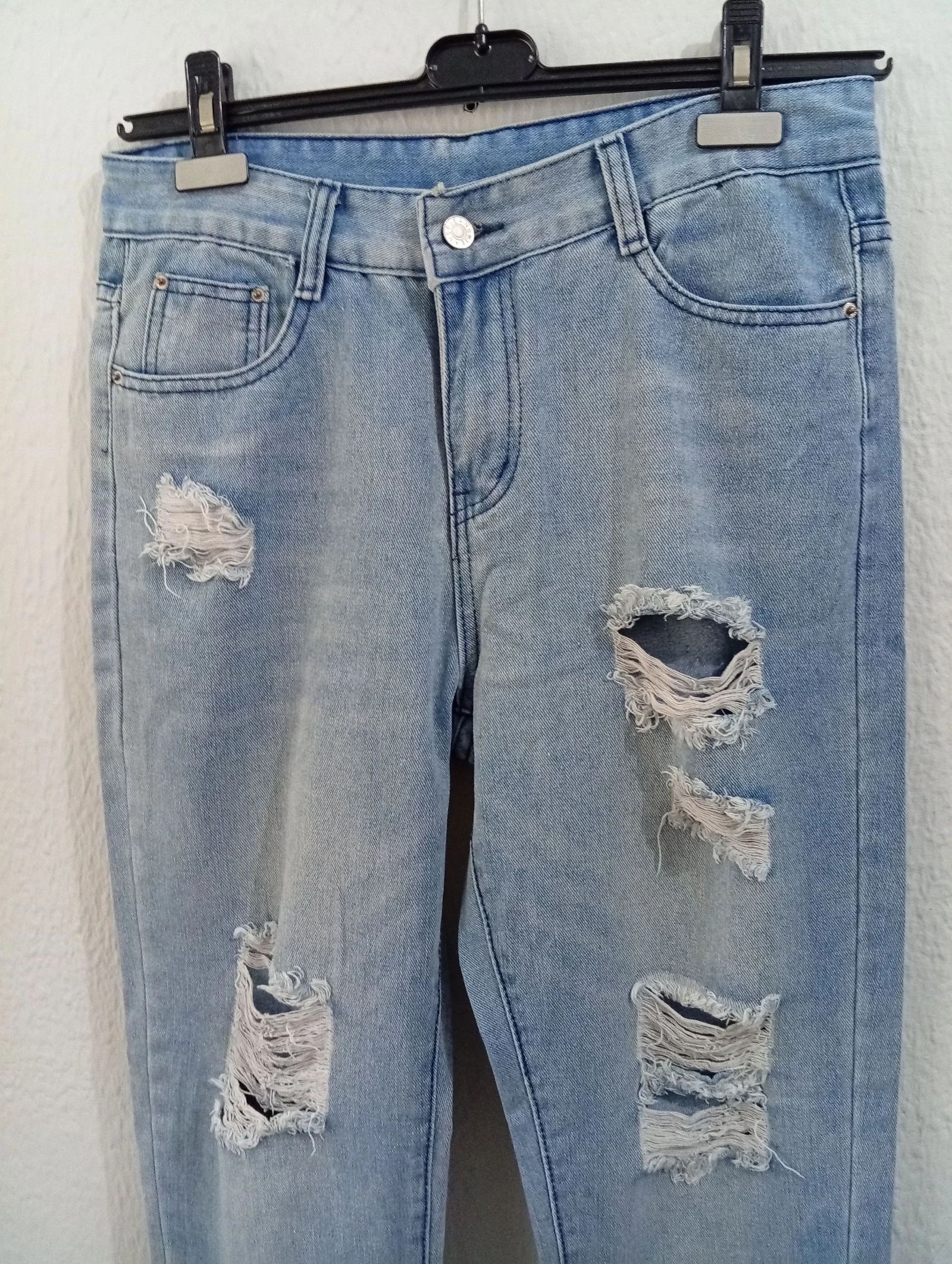 Jeans feminino tamanho G Azul claro com efeito rasgado moderno – photo 3